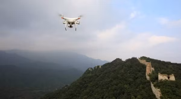 Ngoài sử dụng các thiết bị tối tân, máy bay không người lái và robot AI cũng không thể thiếu trong kiểm soát và ngăn chặn lũ lụt tại Trung Quốc. Với lợi thế về tốc độ và ít bị cản trở bởi địa hình, các thiết bị này truyền tải video và hình ảnh có độ phân giải cao về địa điểm thảm họa cho các trung tâm chỉ huy.