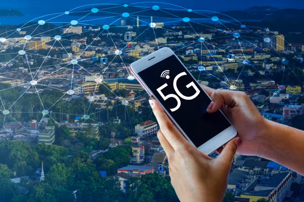 Chẳng hạn, tại thành phố An Khánh, An Huy, Trung Quốc, công nghệ 5G và thực tế ảo (VR) được ứng dụng để quan sát mực nước trong thời gian thực. Với tín hiệu mạng không dây 5G, nhân viên giám sát nhanh chóng quan sát sự thay đổi của mực nước thông qua kính VR, sau đó kịp thời đưa ra cảnh báo cho người dân.