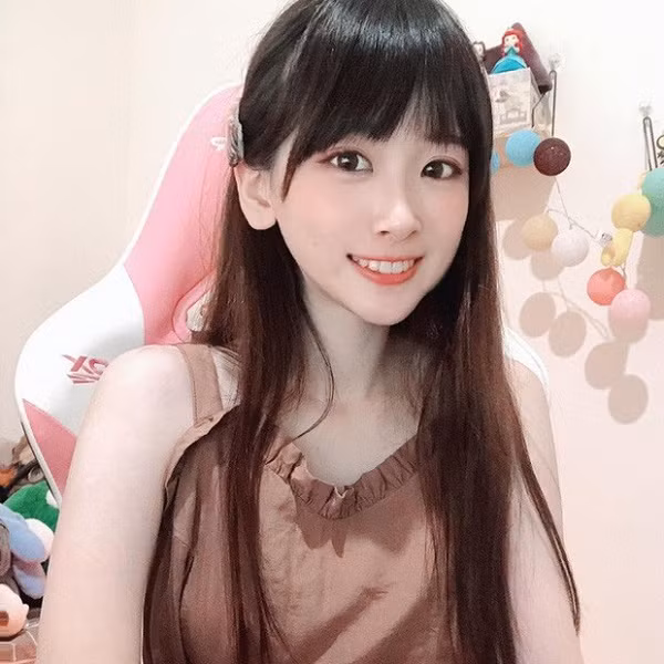 Với cộng đồng esports xứ Trung, cô nàng còn là game thủ đích thực và leo rank LMHT chẳng thua kém đấng mày râu.