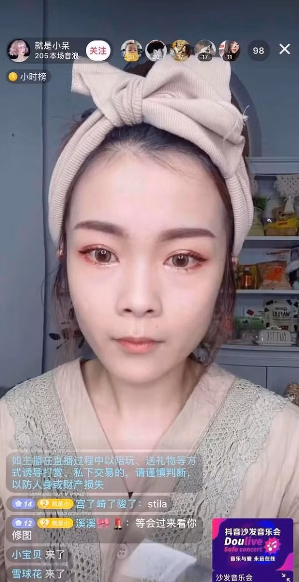 Thế nhưng qua một lần livestream quên bật filter, người ta phát hiện nhan sắc thật của Tiểu Ngai hóa ra không hoàn hảo như tưởng tượng với gương mặt để lộ nhiều khuyết điểm, già đi trông thấy so với ảnh trước đó.