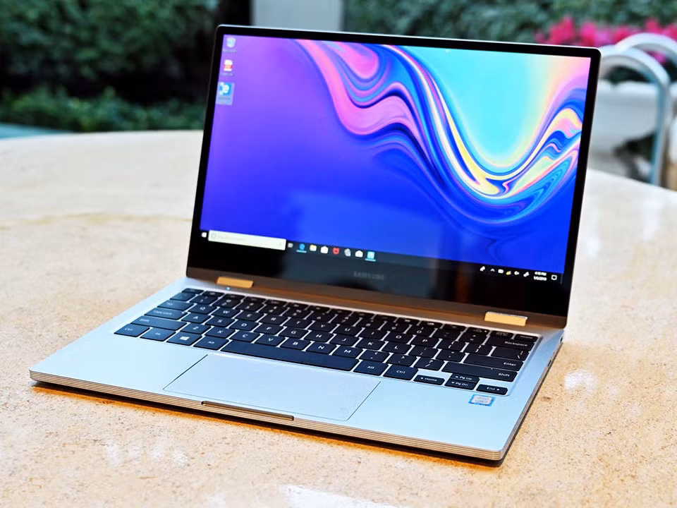 Đứng thứ 3 trong danh sách này là Samsung Notebook 9 Pro. Chiếc máy tính này có dung lượng đủ lớn có thể giúp bạn sử dụng cả ngày mà không cần sạc, theo thử nghiệm thời lượng pin có thể lên đến 750 phút.