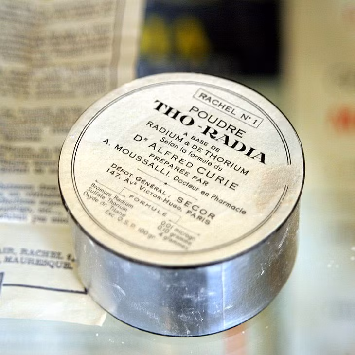 Khi chất phóng xạ radium được tìm thấy, người ta không nhận thức được tính độc hại mà còn lầm tưởng chất này là một phương thuốc chữa bệnh và thêm chất này vào các sản phẩm gia dụng như son môi, đồng hồ, thậm chí là sô cô la (ở Đức), thuốc bổ. Mọi việc chấm dứt khi nhiều người nhiễm radium gặp phải nhiều tác dụng phụ khủng khiếp hoặc đang cận kề cái chết. Thợ hàn trở nên nổi tiếng vì những phát minh nhảm nhí | VTC14