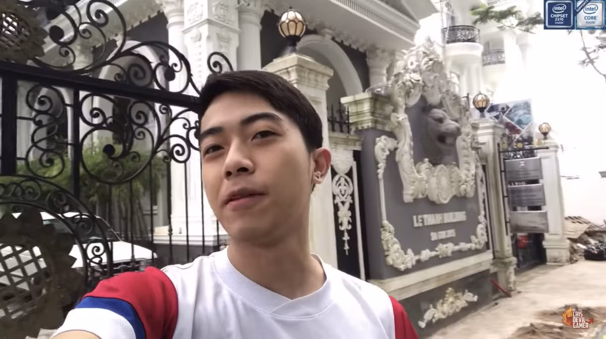 Trước đó, nam streamer từng nhiều lần khiến fan choáng váng khi hé lộ gia thế cũng như tài sản khủng của gia đình mình. Trong đoạn video Cris Phan giới thiệu biệt phủ như tòa lâu đài của gia đình, anh từng chia sẻ: "Ba mình giàu, nhưng đó là tiền của ba, không phải là tiền của mình".
