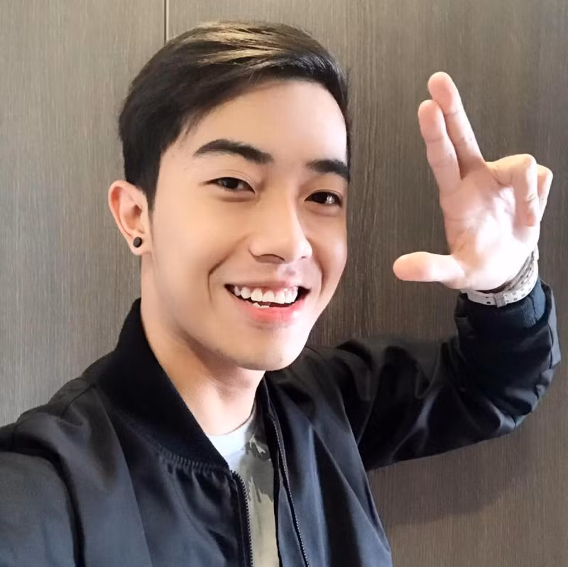 Cris Devil Gamer hay Cris Phan là cái tên đã quá quen thuộc với cộng đồng mạng Việt Nam. Được biết đến là streamer đình đám bên cạnh PewPew, ViruSs, Độ Mixi,...anh còn là một trong những Youtuber cực nổi tiếng với lượng người theo dõi cao ngất ngưởng.