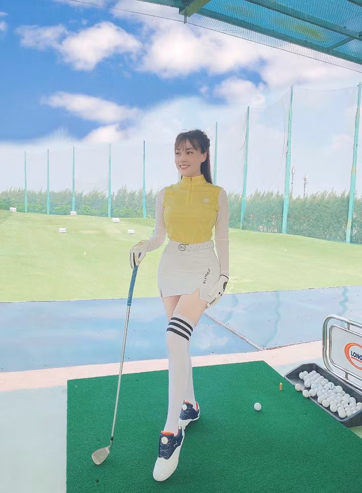 Body chuẩn giúp cho Âu Hà My dù diện trang phục đơn giản cũng cực kỳ nổi bật trên sân golf. Giảng viên còn có hẳn một BST, áo và chân váy đồng điệu để thay đổi khi đi chơi thể thao.