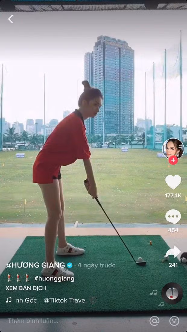 Trong lần xuất hiện cùng bạn trai, Hương Giang diện áo polo và váy ngắn cực đơn giản nhưng vẫn khoe trọn nhan sắc mặn mà. Một lần khác đi chơi golf, nàng hậu giấu dáng bằng áo phông oversized và short khoe chân dài nuột nà.