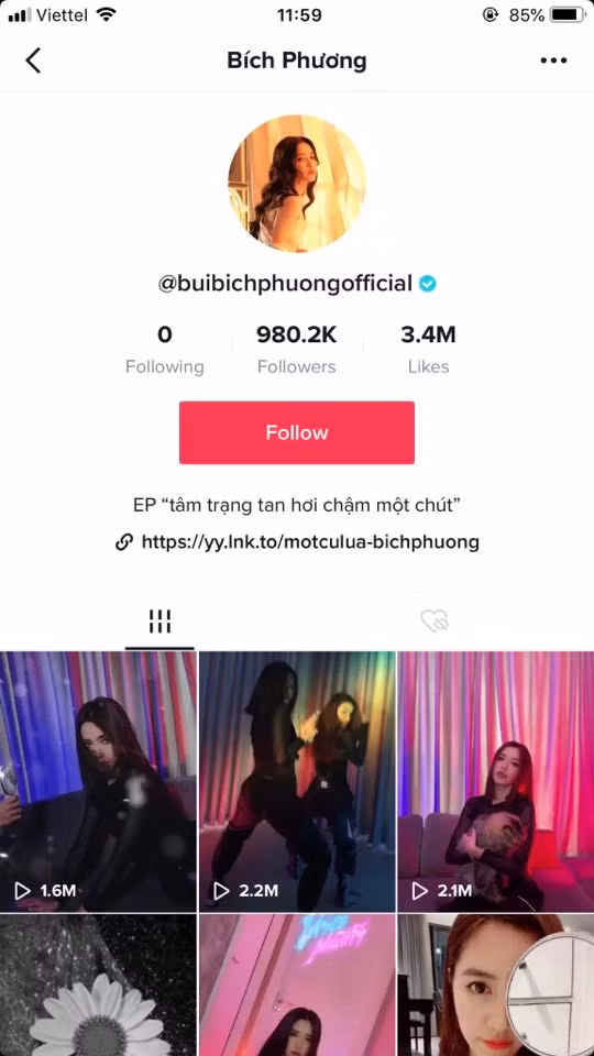 Trang TikTok của Bích Phương hiện cũng đạt gần 1 triệu người theo dõi với tổng lượt ''thả tim'' video lên đến 3,4 triệu. Nữ idol này cũng là người đi đầu nhiều xu hướng nổi tiếng trên nền tảng mạng xã hội này.