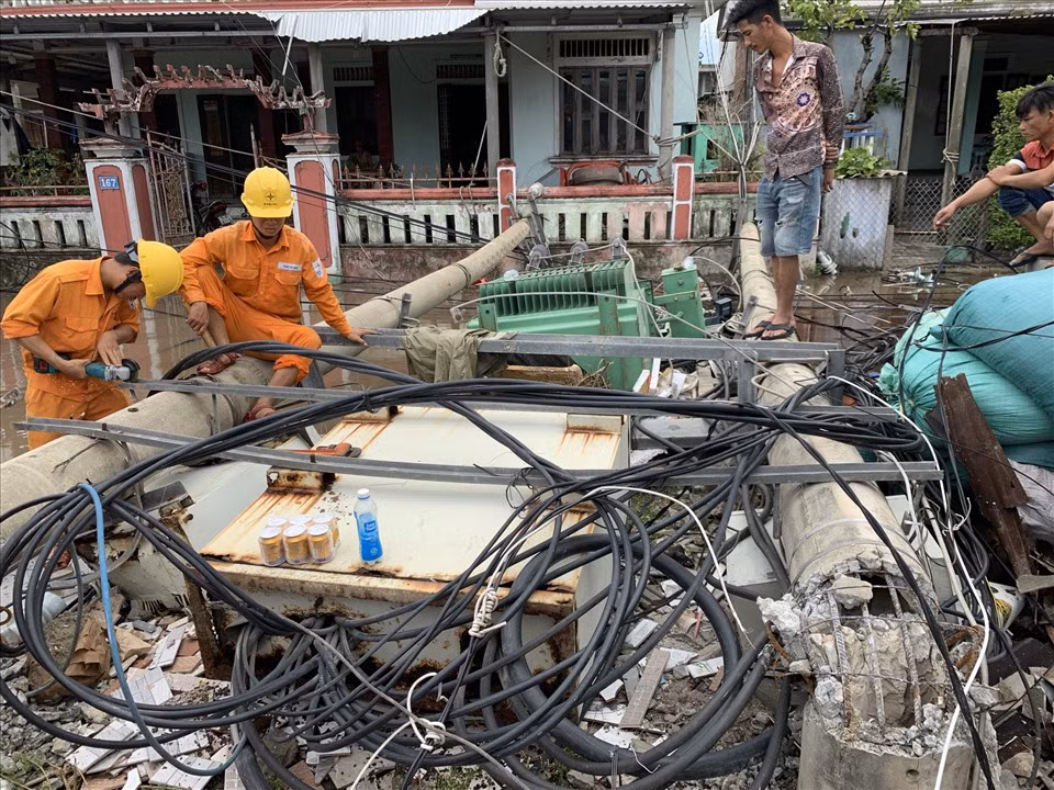 Cốt thép trong bê tông ly tâm ứng lực trước là cốt thép cường độ cao, được kéo căng ra bằng máy kéo ứng suất trước giúp cho cấu kiện bê tông chịu được lực tác động. Nhờ đó, các cấu kiện thêm ''cứng'' hơn trong khi lượng cốt thép sử dụng lại ít hơn, kích thước cũng nhỏ hơn so với loại bình thường.