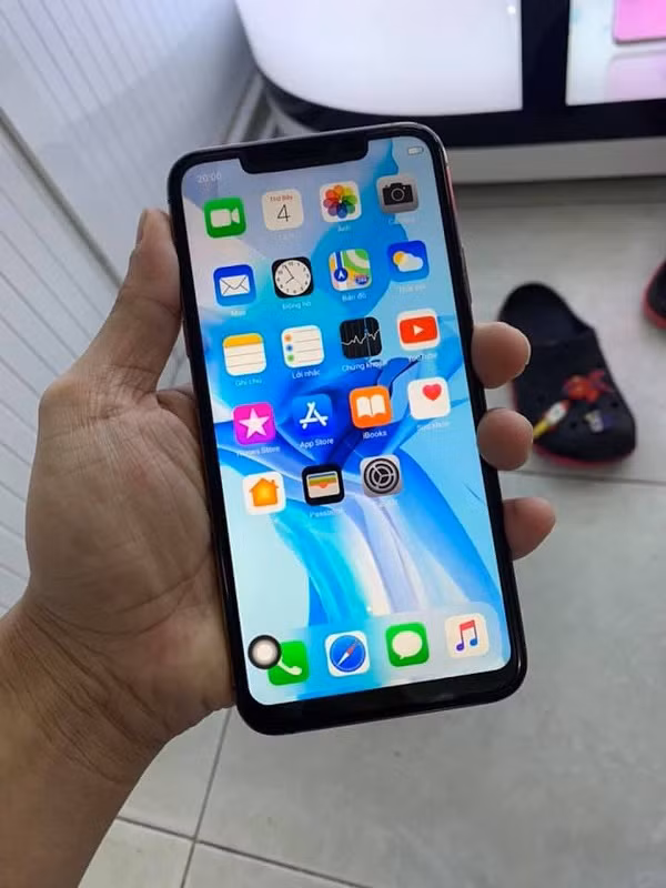 Màn hình của máy có thể bật sáng và thực hiện một số chức năng, cũng sở hữu màn hình ''tai thỏ'', nhưng phần viền phía dưới khá dày chứ không mỏng như trên iPhone thật. Chưa kể, giao diện của máy cũng không phải hệ điều hành iOS, mà chỉ là bản dựng từ Android.