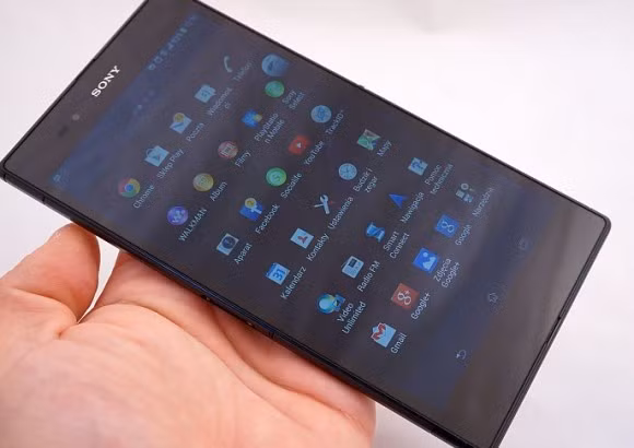 Trình làng cùng thời điểm năm 2013 là Xperia Z Ultra - một trong những smartphone có kích thước màn hình lớn nhất của Sony.
