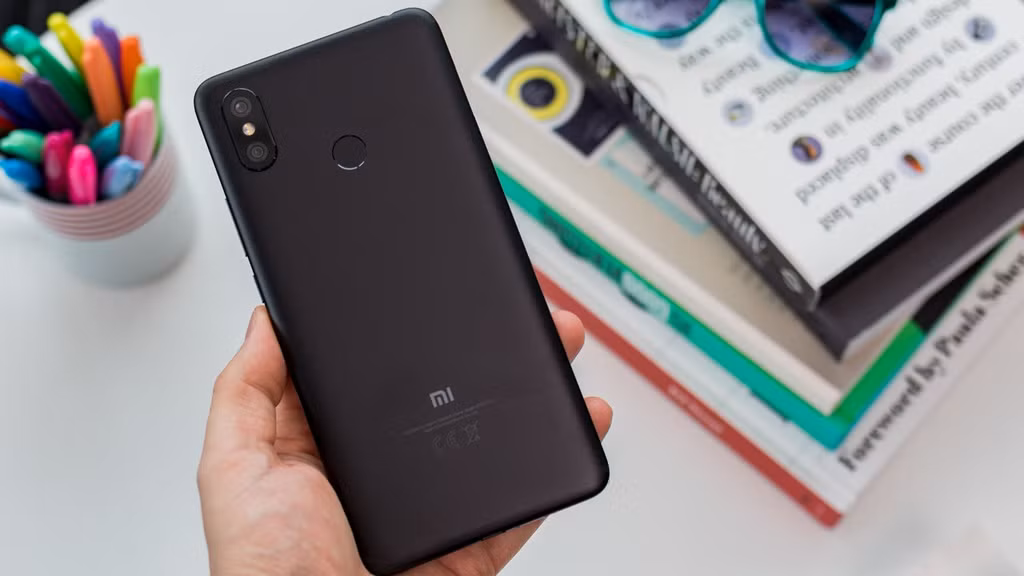 Tuy nhiên, trọng lượng khá nặng khiến Mi Max 3 không phải lựa chọn phù hợp cho những người theo chủ nghĩa thích sự nhỏ gọn, thường xuyên bỏ máy vào túi quần hay có thói quen dùng smartphone bằng một tay.