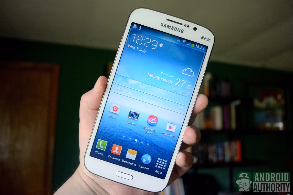 Samsung Galaxy Mega ra mắt năm 2013 là một trong những smartphone siêu to khổng lồ gây ấn tượng của Samsung bên cạnh dòng Galaxy Note. Máy trang bị màn hình 6,3 inch, kích thước tổng thể 167,6 x 88 x 8 mm với trọng lượng 199 g.