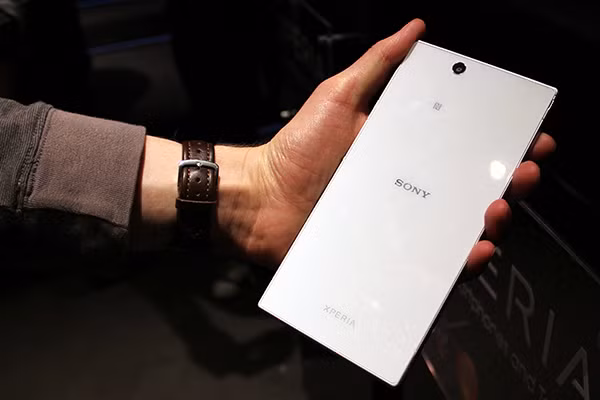 Ngoài màn hình lớn, ưu điểm lớn nhất trên Xperia Z Ultra là cấu hình mạnh mẽ (thời điểm ấy) với chip xử lý Snapdragon 800, RAM 2 GB, bộ nhớ trong 16 GB giúp người dùng thoải mái chơi game, xem phim hay nghe nhạc.