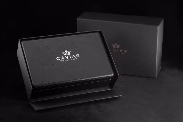 Tuy mới chỉ xuất hiện những hình ảnh "nhá hàng", những phiên bản iPhone 12 đắt đỏ nhất thế giới này đã đủ khiến dân tình xôn xao chờ đón.