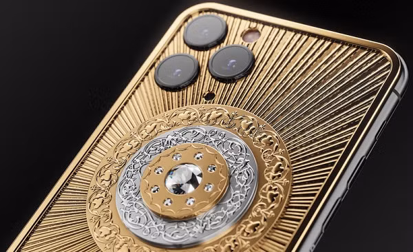 Đặc biệt mặt sau của iPhone 11 Pro Discovery Solarius được trang trí bộ phận chuyển động dạng lốc xoáy chỉ có trên đồng hồ hạng sang. Ngay trên mặt đồng hồ là viên đá mặt trời, loại kim cương vàng quý hiếm.