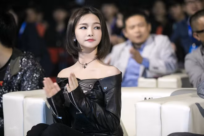 Cô còn nhận quảng cáo và làm gương mặt đại diện cho nhiều nhãn hàng lớn. Thu nhập hiện tại của nữ game thủ giàu nhất nhì xứ Trung ước tính không dưới 50 tỷ đồng/ năm.