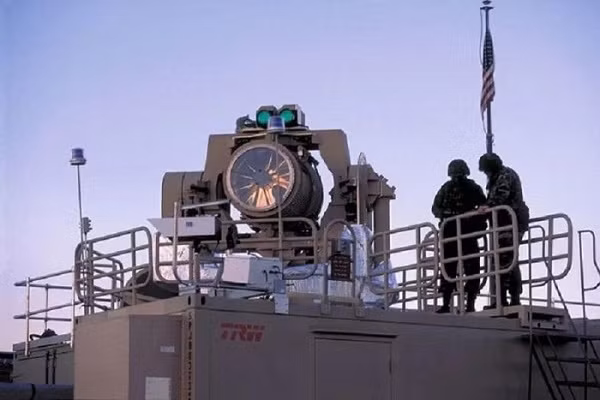 Thiết bị nổ thủy động lực từ tính (MAHEM) là một ý tưởng hay ho khác của DARPA. Sở dĩ trở nên đặc biệt bởi chúng được kỳ vọng có thể xuyên thủng bất kỳ lớp giáp nào của đối phương, như xe tăng hoặc tàu chở quân bọc thép, bằng cách dùng năng lượng cao từ tình trạng hỗn độn của dòng vật chất làm nóng chảy kim loại.