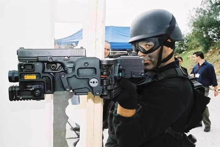 Corner Shot Launcher - Súng bắn qua góc đã được công bố khoảng một thập kỷ trước, nhưng chưa được triển khai đại trà do độ linh hoạt của nó chưa đáp ứng được yêu cầu. Hiện tại nó đang được tiếp tục phát triển và sẽ là loại vũ khí đáng gờm trong tương lai.