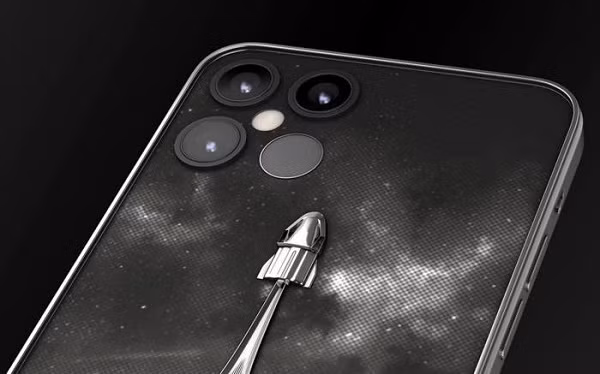 Tuy nhiên đó chưa phải là điều đặc biệt nhất. Theo Caviar thứ khiến iPhone 12 phiên bản tàu vũ trụ dù có giá đắt đỏ nhưng vẫn được săn đón đó là hãng này đã đính kèm một mảnh vật chất được lấy từ chuyến ''thực hiện sứ mệnh trong không gian của SpaceX'' (nằm trong vòng tròn nhỏ bên dưới tàu vũ trụ).