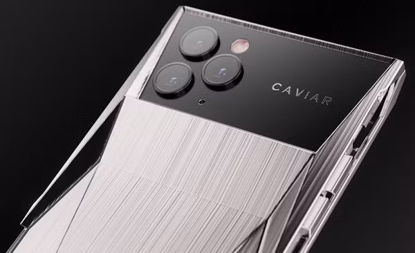 Trước đó, Caviar từng ra mắt bản độ Cyberphone là sự kết hợp giữa chiếc iPhone 11 Pro cùng ốp lưng mang thiết kế đột phá của mẫu xe Cybertruck của Tesla - hãng xe điện của Elon Musk.