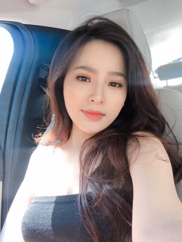 Phi Huyền Trang được mọi người biết đến khi góp mặt trong loạt phim hài Ghiền Mì Gõ của kênh Youtube Mì Gõ nổi tiếng. Sở hữu gương mặt xinh đẹp, thân hình gợi cảm cùng lối diễn xuất tự nhiên, Huyền Trang may mắn có cơ hội tham gia diễn xuất trong nhiều dự án phim điện ảnh, truyền hình.