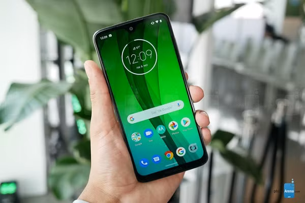 Mới đây chuyên trang công nghệ PhoneArena đã công bố danh sách 10 smartphone có thời lượng pin tốt nhất thế giới, dựa vào bài test lướt web ở độ sáng 200 nit. Theo đó Motorola Moto G7 Power đứng đầu top này với thời lượng pin lên tới 20 giờ 8 phút.