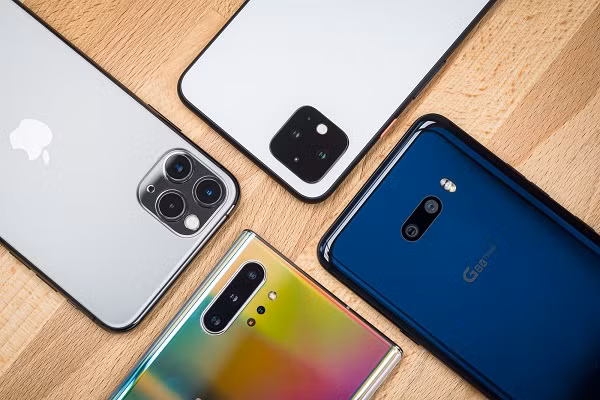Đến năm 2035, bạn có thể sẽ bị... cười nhạo khi trên tay một chiếc smartphone. Thay vào đó, có thể mở các nội dung thực tế ảo từ một chiếc vòng đeo tay nhỏ bé.