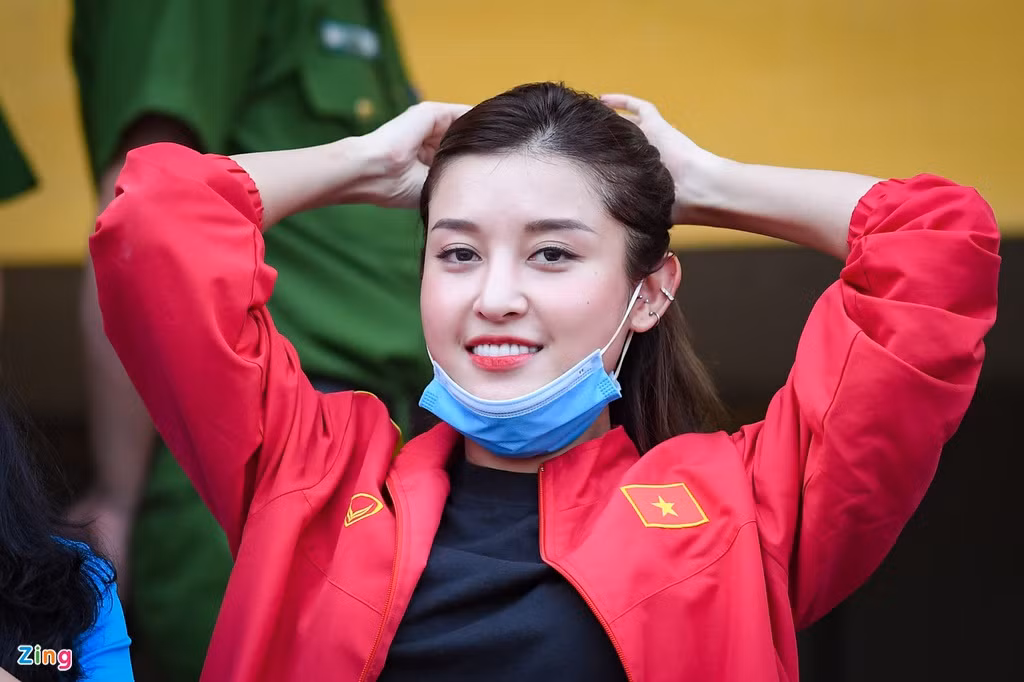 Đây không phải lần đầu Huyền My đi xem các trận bóng đá. Người đẹp sinh năm 1995 từng xuất hiện cùng cầu thủ Phạm Đức Huy ở bên ngoài sân và cả hai người là bạn.