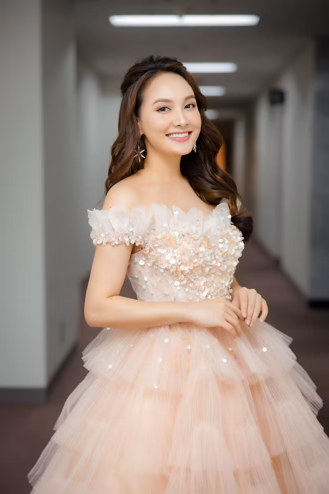 Bảo Thanh (ảnh trái) và Lan Phương từng bị khán giả nhầm lẫn. Hai diễn viên đều có vóc dáng nhỏ nhắn, gương mặt hơi tròn, sống mũi cao. Đến bây giờ, họ đã có những vai diễn ghi dấu ấn, khẳng định tên tuổi. Nhắc đến Bảo Thanh, người hâm mộ nhớ Vân của Sống chung với mẹ chồng và Anh Thư trong Về nhà đi con. Còn Lan Phương từng được yêu thích khi đảm nhận nhân vật Diệu - người phụ nữ điên trong Cả một đời ân oán. Ảnh: FBNV.