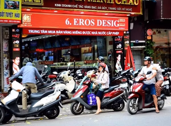 Gia vang tang cao, pho vang Ha Noi nhon nhip-Hinh-3