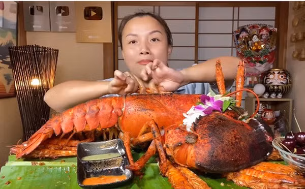 Trước đó, trong một video được đăng tải vào cuối tháng 4 vừa qua, Quỳnh Trần JP từng chia sẻ chân thật về số tiền mình kiếm được từ YouTube. Nữ vlogger này cho biết con số thực tế không "khủng" như Social Blade ước tính hay mọi người thường nghĩ.