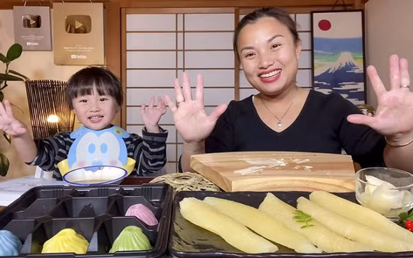Nhờ những vlog nấu ăn, tâm sự về cuộc sống ở Nhật, chỉ sau 2 năm lập kênh, nữ vlogger nhận được nút Bạc sau đó nhanh chóng rinh về nút Vàng của YouTube, và được cộng đồng mạng vô cùng mến mộ.