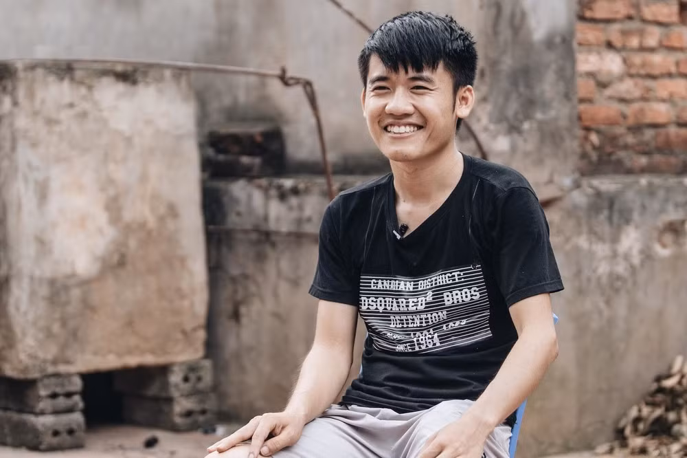 Mới đây, con trai bà Tân Vlog lại tiếp tục trở thành chủ đề bàn tán của dân mạng bởi làm video nội dung phản cảm, độc hại. Cụ thể, Hưng Vlog đăng tải video với tiêu đề: ''Troll (trêu chọc) em gái em trai ăn nồi cháo gà nguyên lông và cái kết''.