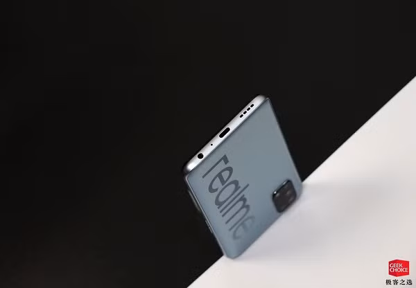 Theo dự kiến, Realme V5 sẽ được bán ra tại Trung Quốc vào ngày 7/8 sắp tới, với ba tùy chọn màu sắc là Bạc, Xanh lam và Xanh lục. Quả không sai khi nói Realme V5 là điện thoại 5G có mức giá hời nhất hiện nay, giá của bản RAM 6 GB là 1.499 NDT (tương đương 4,97 triệu đồng), bản RAM 8 GB có giá 1.899 NDT (6,30 triệu đồng).
