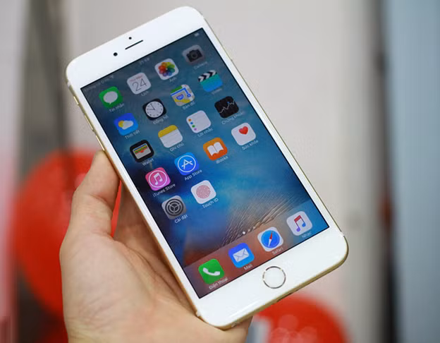 Không ít người dùng phàn nàn về vấn đề này khi sử dụng iPhone 6 Plus, đặc biệt khu vực màn hình nút bấm tăng giảm âm lượng cũng bị cong ngay cả trong điều kiện sử dụng hết sức bình thường.