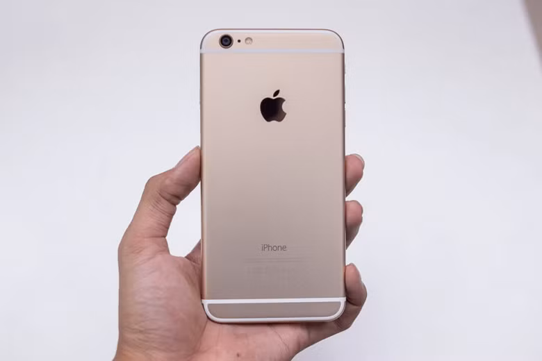 Một trong những chiếc iPhone nhiều tai tiếng nhất lịch sử Apple có lẽ phải kể đến iPhone 6 Plus. Ra mắt năm 2014, thiết bị sở hữu màn hình lên tới 5,5 inch cùng thân máy siêu mỏng nhưng lại...dễ bị cong.
