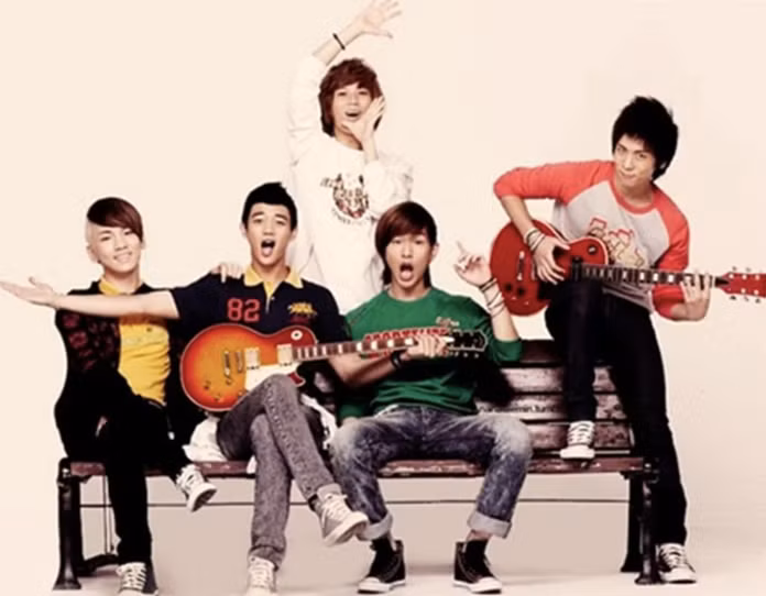 Không rõ vì lý do gì mà người photoshop bức ảnh này đã xoá luôn phần chân của Taemin (SHINee).
