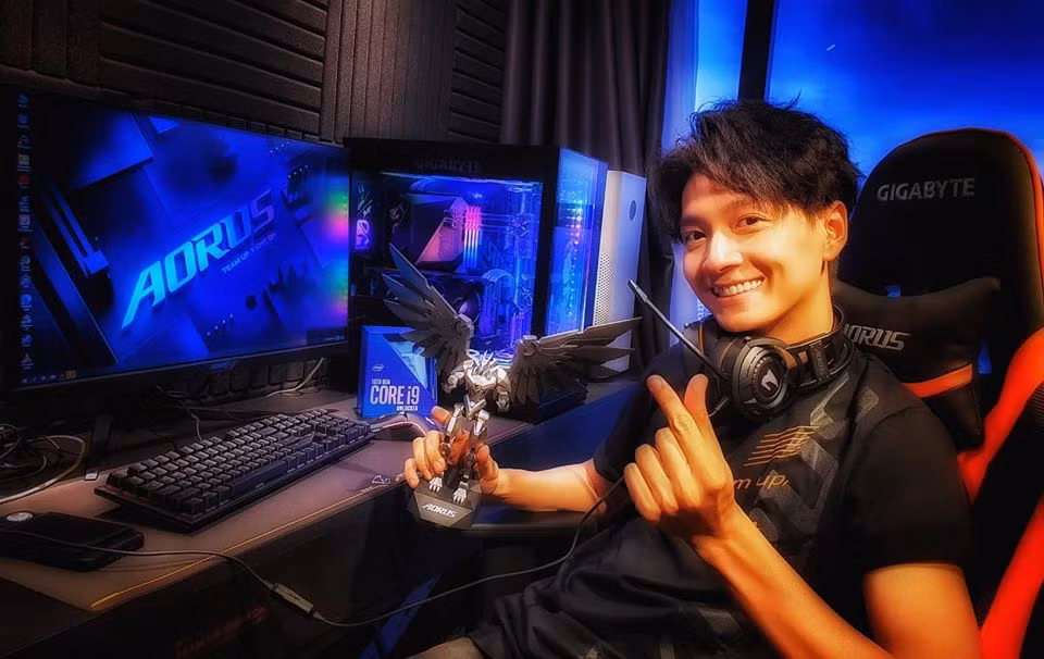 Nói về độ mê game LMHT và độ ''chịu chơi'' nhất nhì showbiz Việt, ngoài nhóm FAP TV, cặp vợ chồng ca sĩ Khởi My - Kelvin Khánh, không thể không nhắc tới Ngô Kiến Huy.