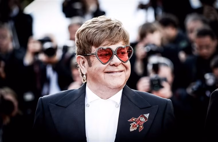 Gần 1 thập kỷ trước, nhạc sĩ đại tài Elton John đã mạnh dạn tuyên bố thế giới nên ngưng dùng Internet bởi ông cho rằng thủ phạm khiến thị phần ngành băng đĩa nhạc sụt giảm lúc bấy giờ chính là tốc độ chia sẻ trực tuyến.