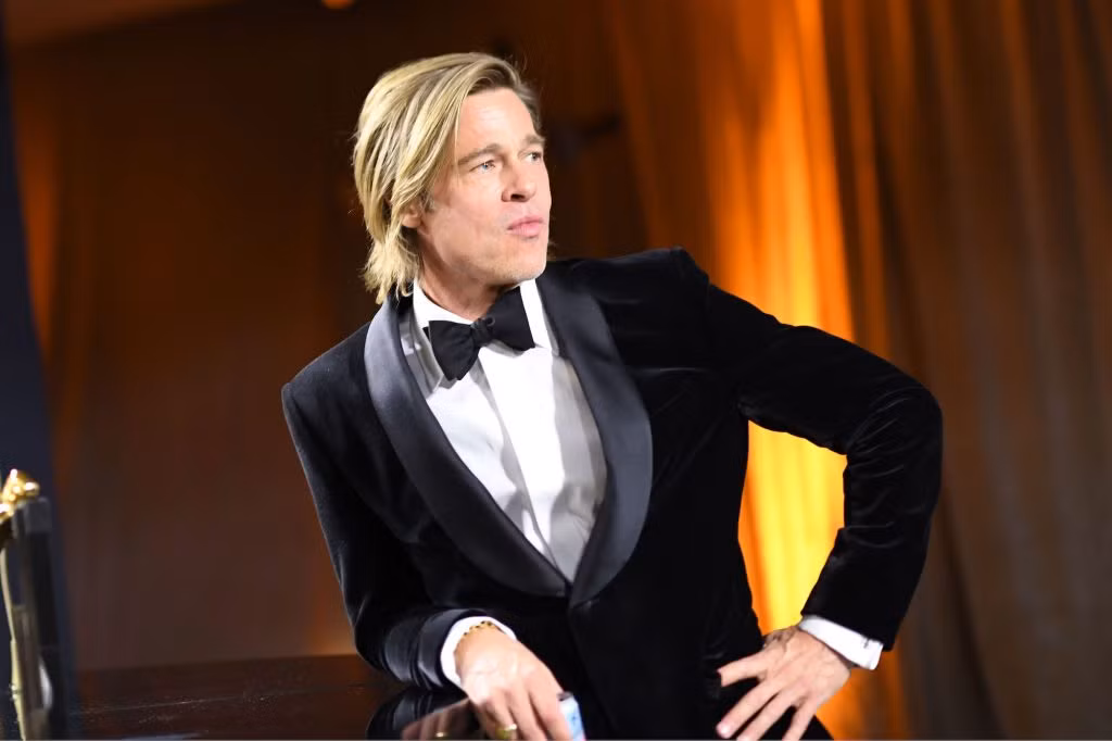 Trong khi chồng cũ của cô, siêu sao Hollywood Brad Pitt cũng nói không với công nghệ. Ngoài việc tuyên bố không dùng Twitter, nam tài tử còn thẳng thắn thừa nhận không biết dùng cũng như không muốn học cách dùng máy tính.