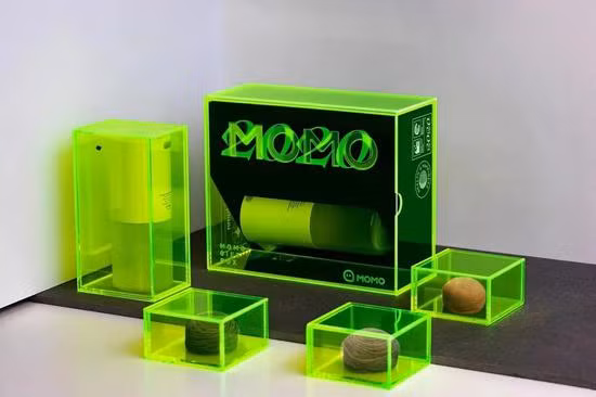 Momo gây ấn tượng với hộp bánh Trung thu trong suốt siêu đơn giản, khó có thể phân biệt được đây là hộp quà hay bao bì của một sản phẩm điện tử. Momo là một ứng dụng tìm kiếm xã hội miễn phí và nhắn tin di động nổi tiếng ở Trung Quốc.