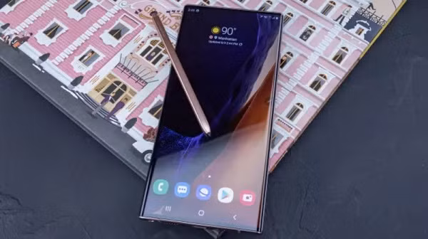 Theo Corning, Gorilla Glass Victus là loại kính cường lực bền bỉ đến mức có thể chịu được cú rơi từ độ cao 2 mét. Đây cũng là thế hệ kính đầu tiên trong suốt 6 năm qua cải thiện được khả năng kháng trầy xước, gấp đôi so với Gorilla Glass 6, gấp 6 lần so với những loại kính đối thủ.