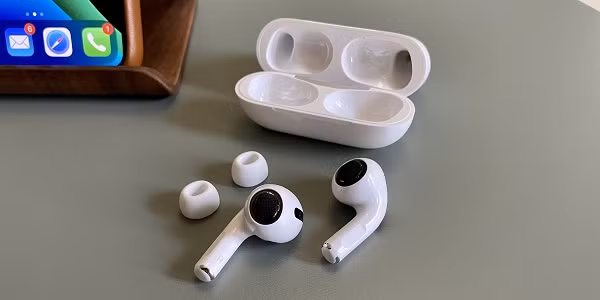 Mặt khác, trên mạng xã hội hỏi đáp Quora, một số người dùng lại chia sẻ rằng Jony Ive - người đứng đầu mảng thiết kế của Apple, luôn rất thích màu trắng. Khi đề xuất tai nghe iPod có màu trắng, đa phần phản đối ý kiến của Ive nhưng ông vẫn kiên định với lựa chọn này và cho rằng trắng là màu tốt nhất để cho thấy sự tinh tế và trong sáng.