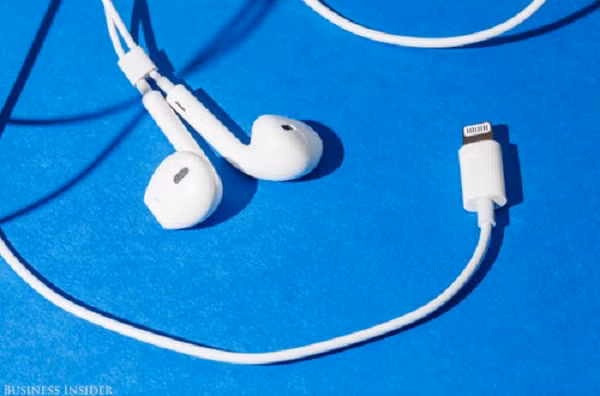 Thực tế, không chỉ tai nghe, các phụ kiện của Apple đi kèm sản phẩm di động như cáp sạc hay cục sạc cũng luôn có màu trắng.