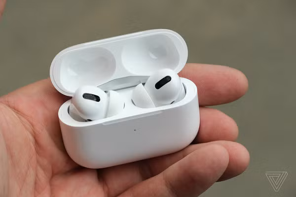 Nhiều nhà tâm lý học và chuyên gia kinh doanh nhận định rằng việc cho ra đời những chiếc tai nghe màu trắng là một nước đi thông minh của Apple.