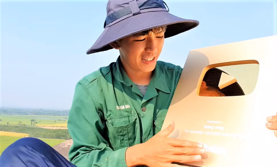 Sau một năm, với lượng người xem "khủng", cộng thêm con số follow lên tới hơn 2 triệu người, Youtuber nghèo nhất Việt Nam đã đạt được nhiều thành tích đáng nể. Cuộc sống của anh chàng Sang Vlog cũng đã có những sự thay đổi đáng kể như sửa được nhà, mua được máy quay, xe mới.