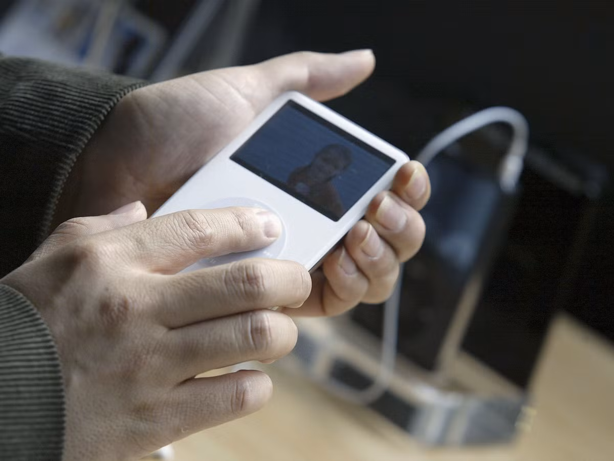 Shayer chia sẻ, ông không biết chiếc iPod bí ẩn đó sẽ được sử dụng để làm gì nhưng đoán rằng đó là thiết bị đo phóng xạ bí mật. Về mặt lý thuyết nó cho phép nhân viên Bộ Năng lượng Mỹ có thể tùy ý sử dụng ghi lại mức độ phóng xạ trong khi trông như đang sử dụng một chiếc iPod bình thường.