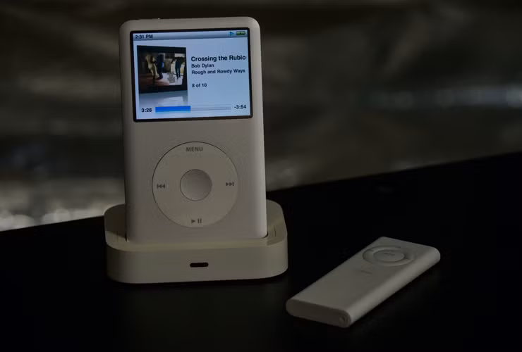 Apple không cung cấp công cụ phần cứng hay phần mềm cho họ. Shayer đưa thông số kỹ thuật của máy tính chạy Windows mà hai kỹ sư cần, cùng trình biên dịch ARM và gỡ lỗi JTAG. Họ cũng tự mua ít nhất hàng chục chiếc iPod ngoài thị trường để thử nghiệm.