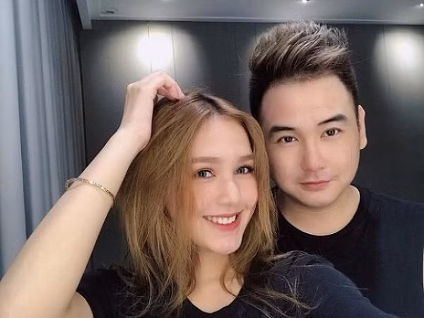 Khỏi phải nói cũng thấy độ "nổi như cồn" của Trang Phạm - Xoài Non, cô nàng sinh năm 2002 may mắn trở thành vợ của nam streamer Xemesis.