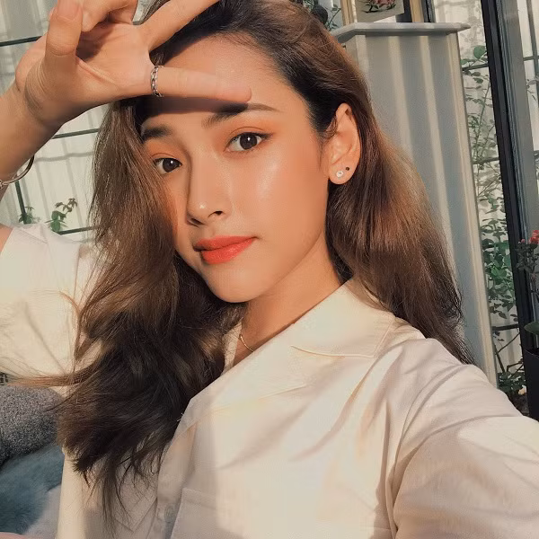 Cara tên thật là Nguyễn Thanh Huệ Phương, sinh năm 1995. Cô từng may mắn được vào vai bạn gái của Sơn Tùng M-TP trong MV "Nơi Này Có Anh" và hiện đang tham gia nghệ thuật với vai trò ca sĩ.